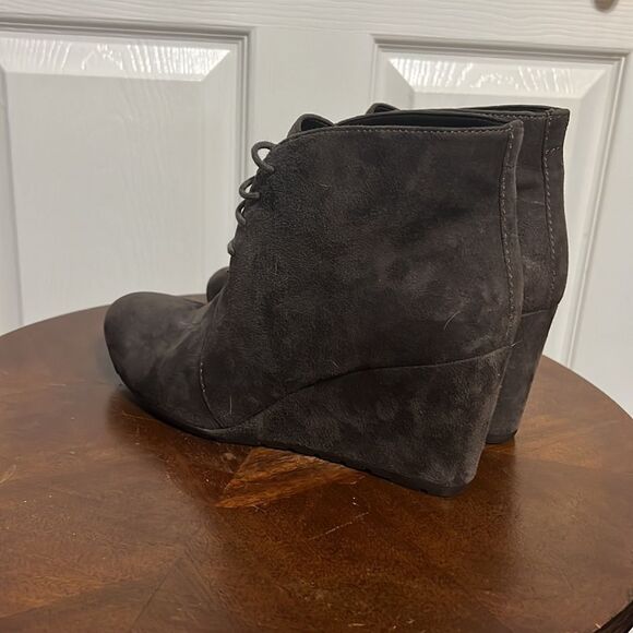 🔥🔥Clarks Artisan Dark Brown Leather Suede Ankle Booties - Wedge Boots - Sz 10M - Picture 4 of 10